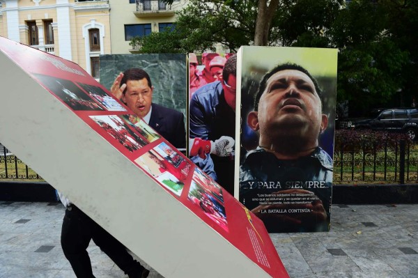 Maduro indignado por retiro de imagen de Chávez