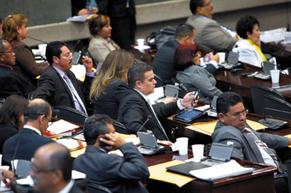 Intervenir llamadas sin orden judicial es de sistemas dictatoriales