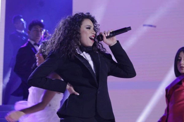 En imágenes: Toda una diva Angie Flores en el 15 concierto de La Academia