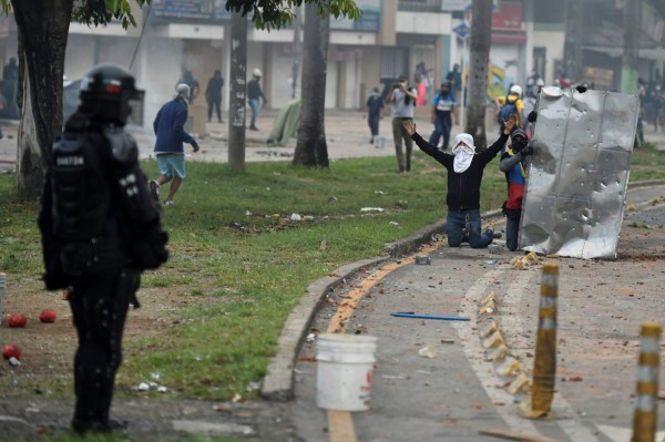 Crisis en Colombia: muertos, heridos, militarización e incertidumbre fiscal