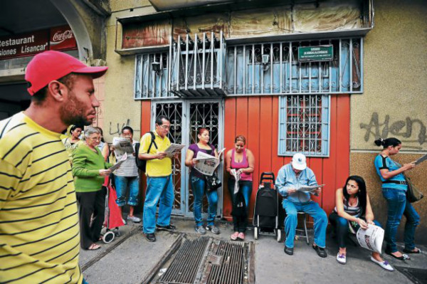 Largas filas y anaqueles vacíos en tiendas estatales de Venezuela