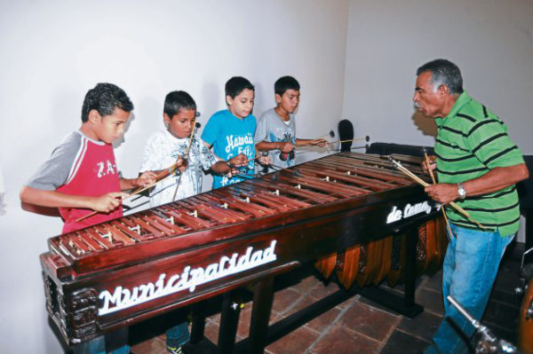 Pequeños rescatistas de la música de marimba