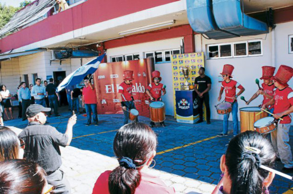 Fiesta del fútbol con la Copa de la final hondureña