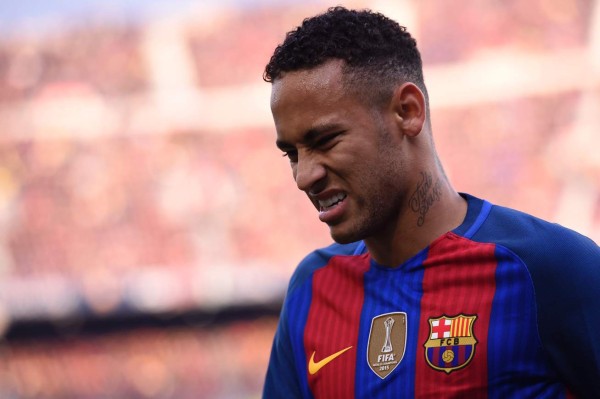 Neymar sufre una sobrecarga en la pierna derecha