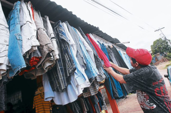 Capitalinos colman tiendas de segunda