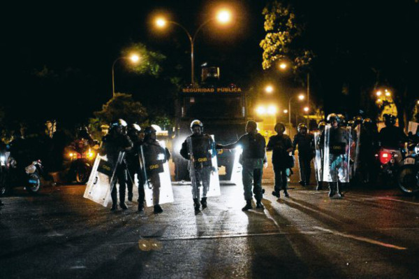 Continúa desalojo de cárcel caraqueña y decomiso de armas en manos de presos