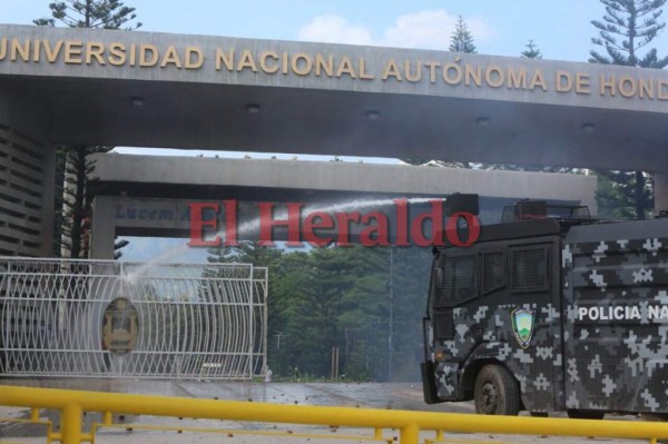 Las imágenes que no viste de la batalla entre el MEU y policías en la UNAH