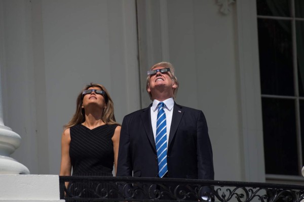 Así vio el eclipse solar la familia Trump en EEUU