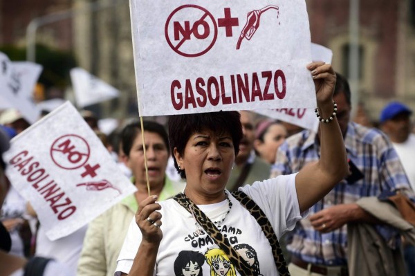 Marchan en México contra fuerte aumento de combustibles