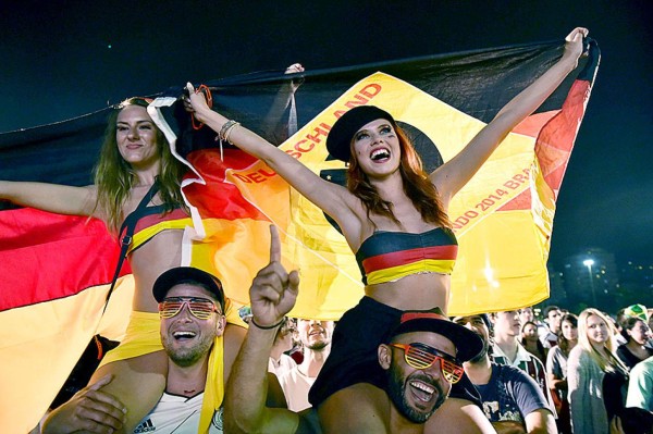 Bellezas mundialistas engalanan estadios y calles