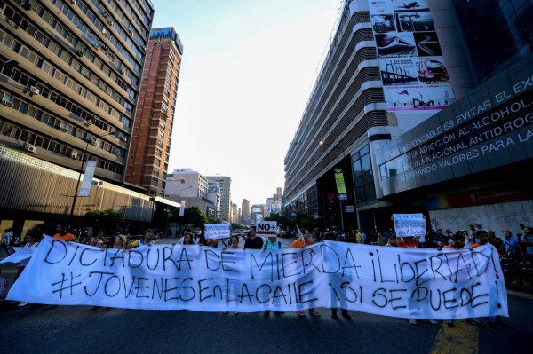 Maduro niega quiebre constitucional y convoca a reunión de poderes