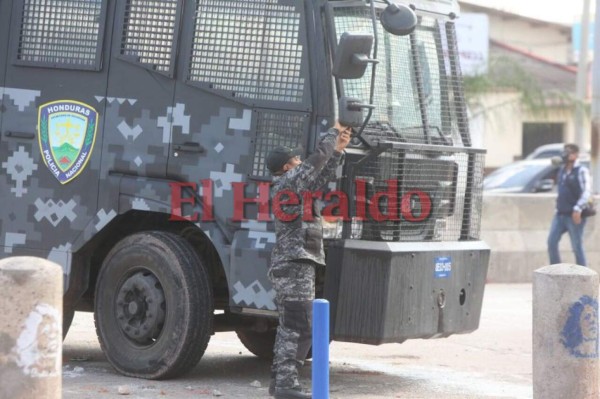 Las imágenes que no viste de la batalla entre el MEU y policías en la UNAH