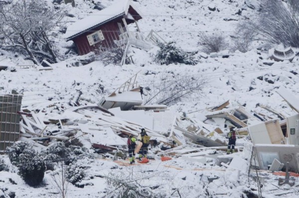 Luto, devastación e incertidumbre: El escenario tras mortífera avalancha en Noruega (FOTOS)