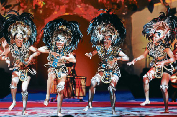Acrobacias, bailes y música africana en el circo
