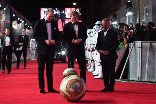 Los príncipes Guillermo y Enrique asisten al estreno en Londres de 'Star Wars'&nbsp;