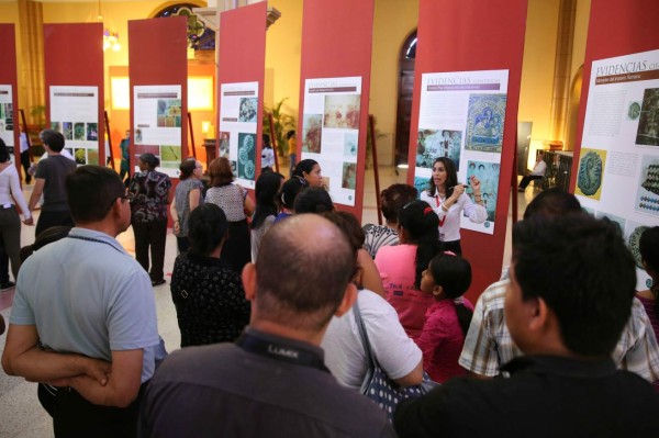 Más de 40 mil devotos aprecian la Sábana Santa