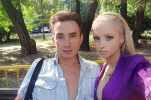 Tan extraños como ella, la ‘barbie humana’ presenta a su familia y amigos