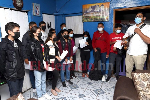 Capitalinos reviven el camino a Belén con las posadas