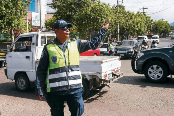 Agentes de la DNT en las calles este fin de año
