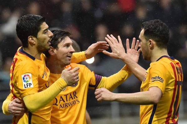 Barcelona da otro paso hacia el título al ganar en Eibar con doblete de Messi