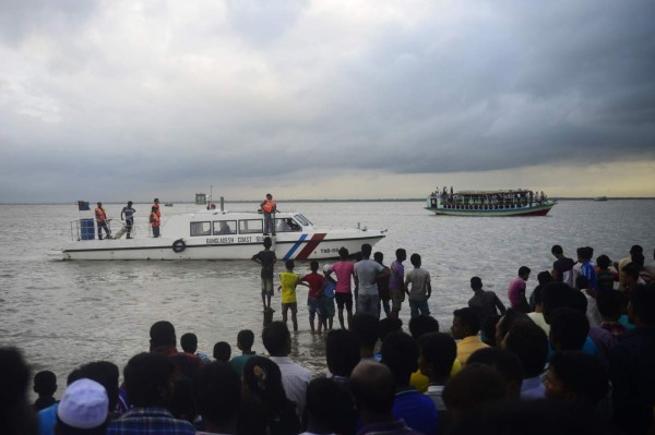 Ferry se hunde con 200 personas en Bangladesh