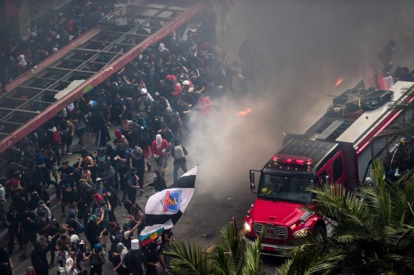 Incendios, saqueos y enfrentamientos en tercera protesta más intensa en Chile contra Piñera (FOTOS)