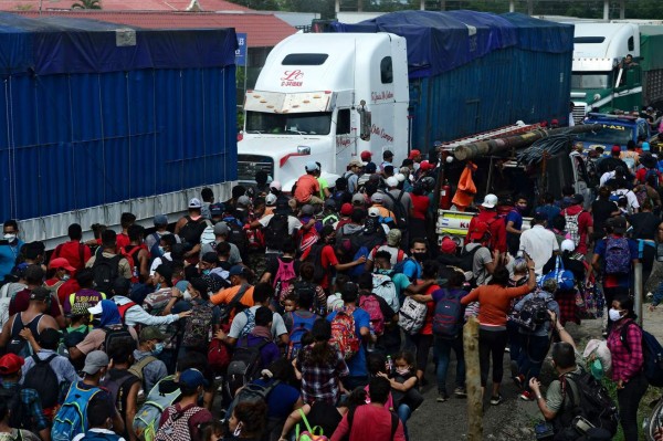 Bajo la lluvia, con niños y expuestos al covid-19, caravana migrante avanza hacia Guatemala