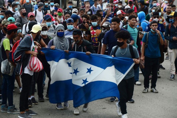 Bajo la lluvia, con niños y expuestos al covid-19, caravana migrante avanza hacia Guatemala