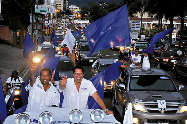 Miguel Pastor encabeza caravana del triunfo