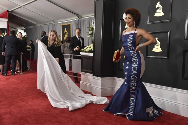 El polémico vestido de la cantante Joy Villa en los Premios Grammy