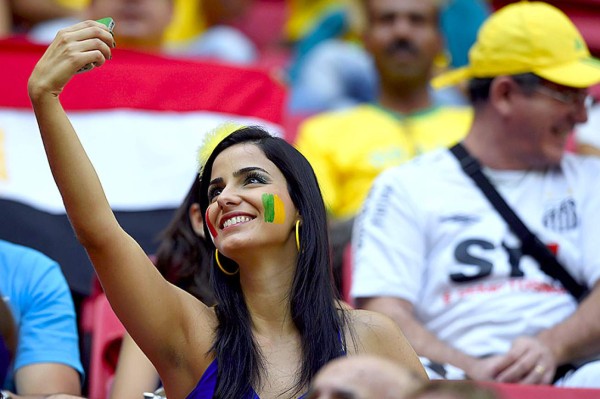 Bellezas mundialistas engalanan estadios y calles