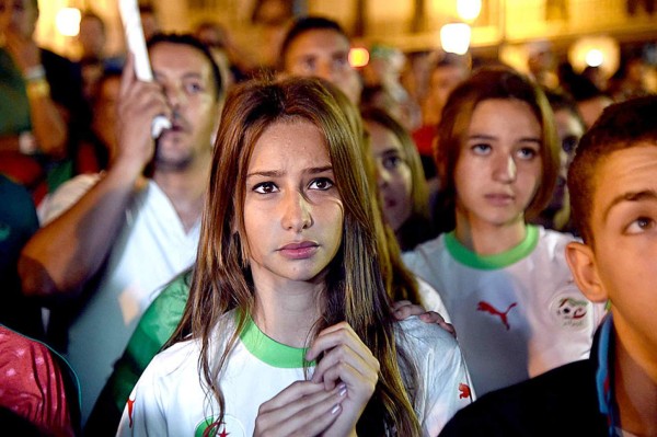 Bellezas mundialistas engalanan estadios y calles