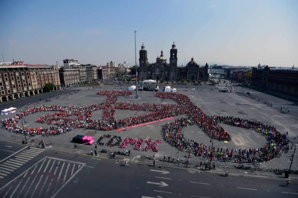 Miles de ciclistas forman 'monumental bici humana' en la contaminada Ciudad de México