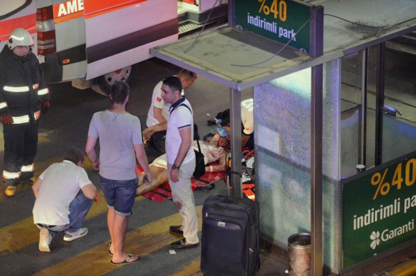 Te dejamos las 10 imágenes más impactantes del atentado en el aeropuerto de Estambul, Turquía