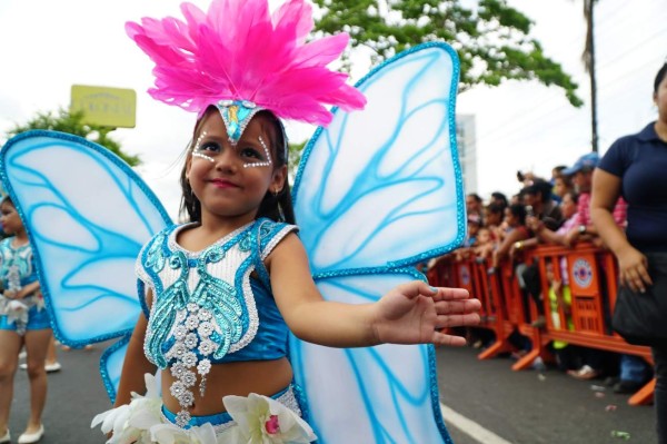 Chicas irradiaron belleza en la Feria Juniana de San Pedro Sula