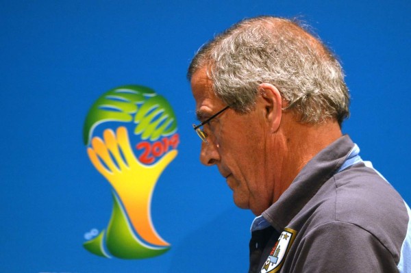 Tabárez renuncia a cargo de la FIFA por expulsión de Luis Suárez