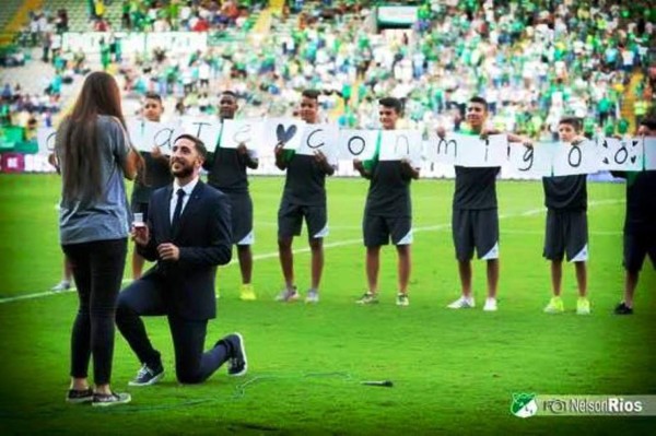 Jugador colombiano le pide matrimonio a su novia en pleno estadio