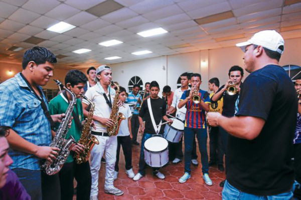 Sonidos marciales vibran en el puerto de San Lorenzo