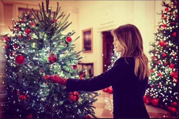 Melania Trump devela decoraciones navideñas en la Casa Blanca