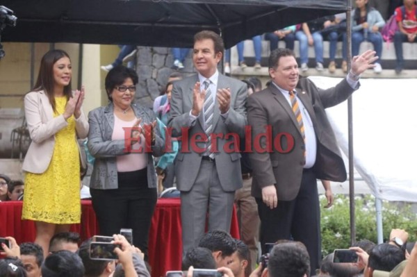 Con aplausos y ovaciones recibieron a Nasralla estudiantes de la UNAH