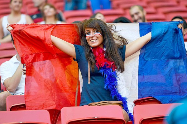 Bellezas mundialistas engalanan estadios y calles
