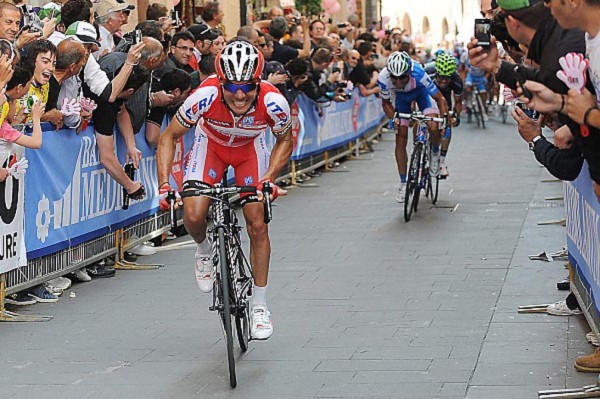 Ciclista muestra foto de sus piernas tras 18 etapas del Tour de Francia