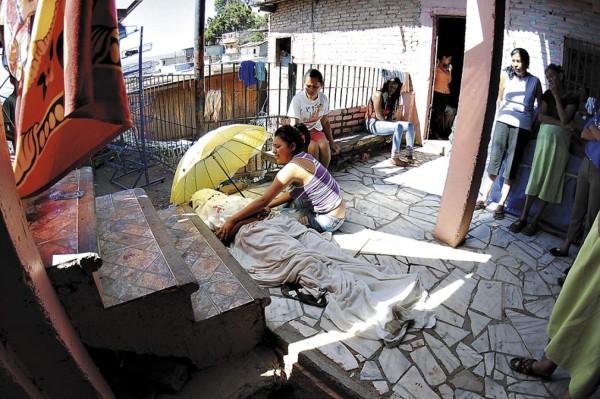 Frente a sus parientes acribillan a un hombre