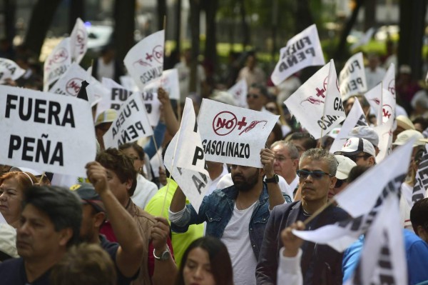 Marchan en México contra fuerte aumento de combustibles