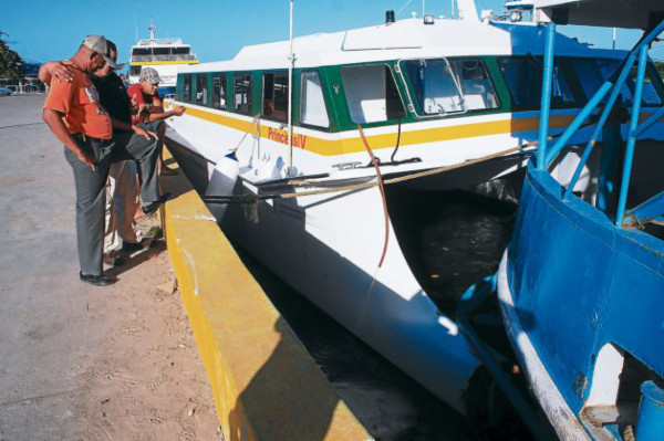 Insólito choque de yate de turistas con barco