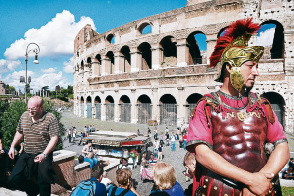 Comer en el Coliseo Romano, una multa segura