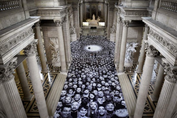 Artista invade Panthéon de París