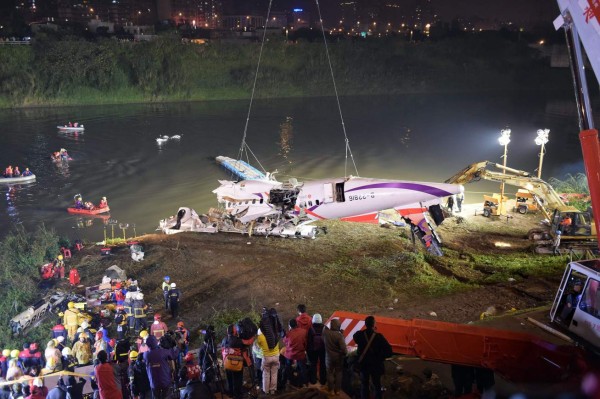 Avión se estrella contra puente y cae en un río