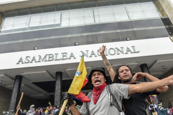 Caos, arrestos y un muerto: Las protestas en Ecuador contra alza a combustibles