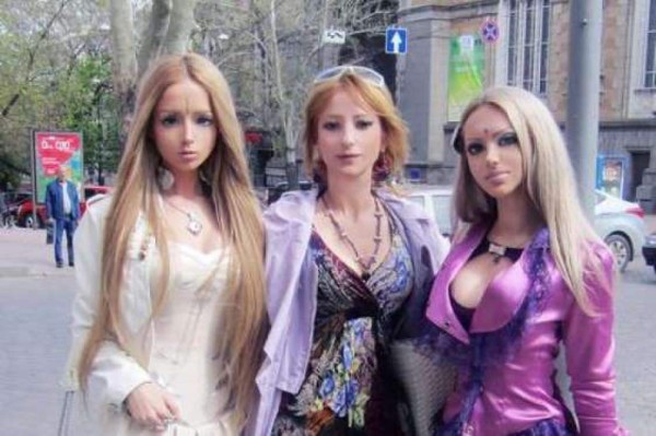 Tan extraños como ella, la ‘barbie humana’ presenta a su familia y amigos